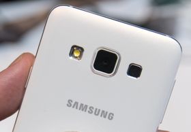 Samsung håper de nye metallmobilene skal hjelpe på tallene. Dette er Galaxy A-serien.