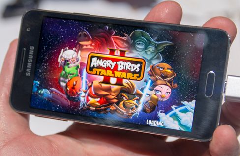 Angry Birds i Star Wars-utgave følger med på telefonene.