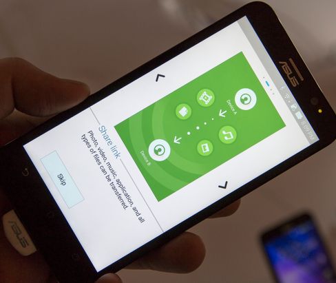 En egen app lar deg dele innholdet på telefonen med andre telefoner i ZenFone-serien. Vi la spesielt merke til app-delingen, men den forutsetter at du har installasjonsfilen selv, og ikke har hentet appen fra Google Play.