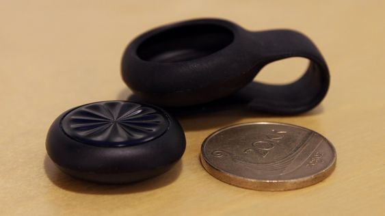 Jawbone UP Move kommer med en holder av klipstypen. 20-kroningen og eventuelle armbånd er ekstrautstyr.