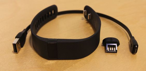 Fitbit Charge kommer med synkroniseringsdongel for datamaskiner og en proprietær ladekabel.