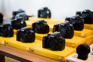 Ryktene vil ha det til at det i første omgang er speilrefleksene til Nikon som blir en del av kampanjen.