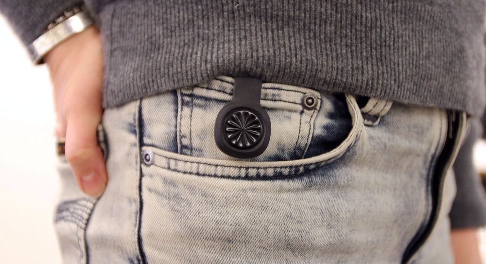 Jawbone UP Move kan eksempelvis festes i en bukselomme.