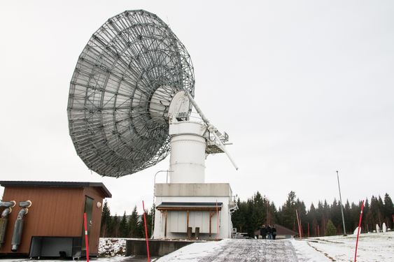 De største antenne står solid forankret til bakken med et eget utstyrshus.