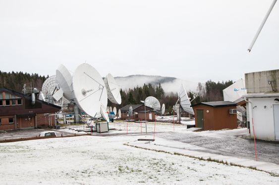 En del av kanalene tas i mot via fiber før de sendes videre via antennene.