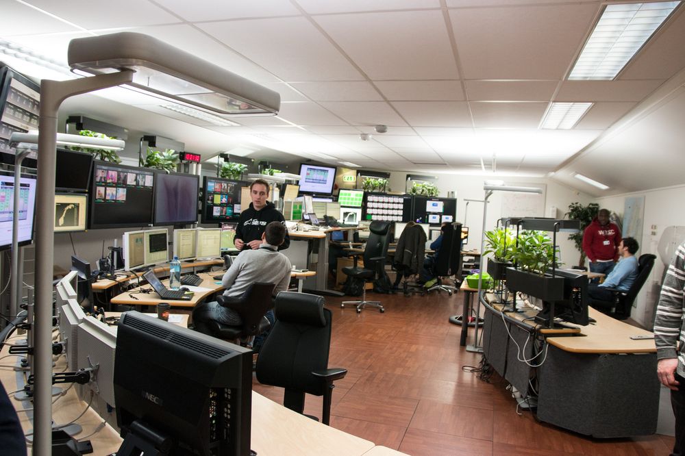 I hovedkontrollrommet holder de ansatte styr på alle signalene som sendes og mottas.