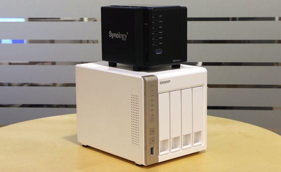 Synology DS414slim oppå en konvensjonell 4-brønns NAS fra Qnap.