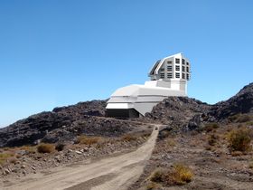 Illustrasjonen viser hvordan LSST-teleskopet vil se ut på toppen av Cerro Pachón-fjellet.