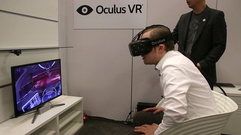 Her prøver vi en tidlig versjon av Oculus Rift.