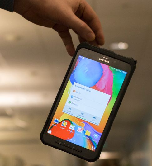Pakket inn i et tykt gummideksel skal Galaxy Tab Active tåle fall fra 1,2 meter - men bare dersom det møter en helt plan overflate.