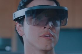Slik ser selve Hololens-brillen ut. Den kontrolleres ved hjelp av stemmen og bevegelser.