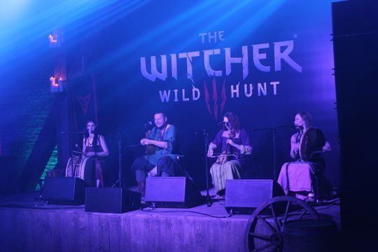 Musikken i The Witcher 3 er svært stemningsfull. Bandet Percival, her avbildet under en konsert i Warszawa, arbeider sammen med spillets komponist Marcin Przybylowicz for å gjøre musikken så autentisk som mulig. (FOTO: Marius Kjørmo).