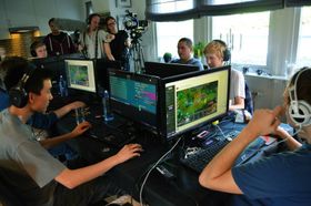 Celestial Gaming under innspillingen av TV-serien.