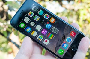 Fjerde kvartal i fjor var det første hele kvartalet Apple solgte telefoner med store skjermer. Det merkes tilsynelatende på bunnlinjen.