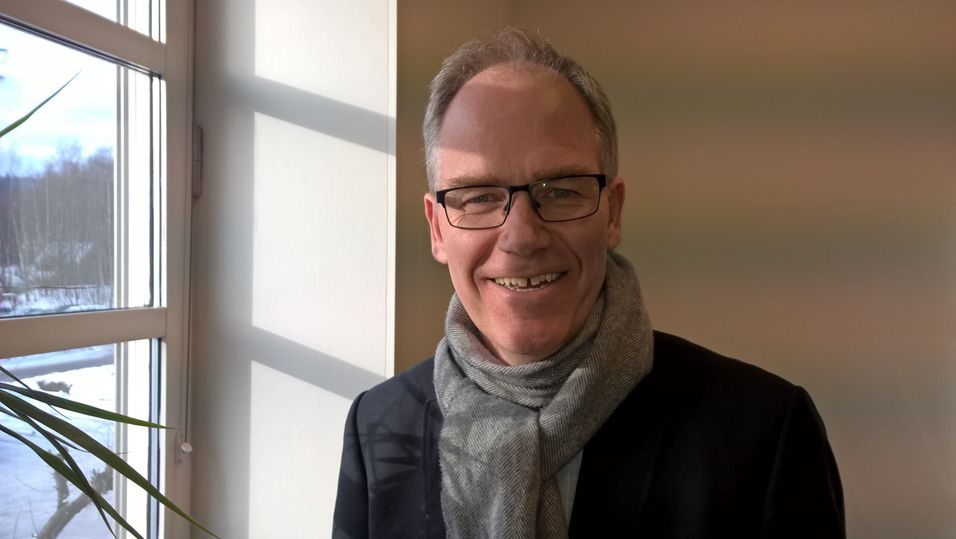 Daglig leder Steinar Svalesen i Meawallet vil både la deg betale og låse opp døra med mobilen.
