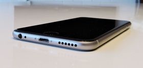 Slik ser bunnen av en iPhone 6 ut.