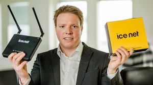 Eivind Helgaker kan i dag smile bredt. Han har fått et mobilnett, og en haug med kunder.