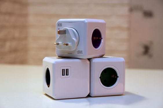 PowerCube i ulike varianter. Den øverste er reiseadapteren, hvor støpselet kan byttes ut.