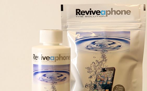 Settet består av en tett pose og en flaske med Reviveaphone-middel – også kjent som isopropanol.