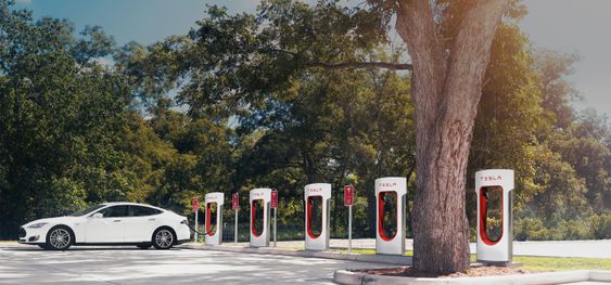 Hva med å lade hjemmet ditt på en Supercharger-stasjon?