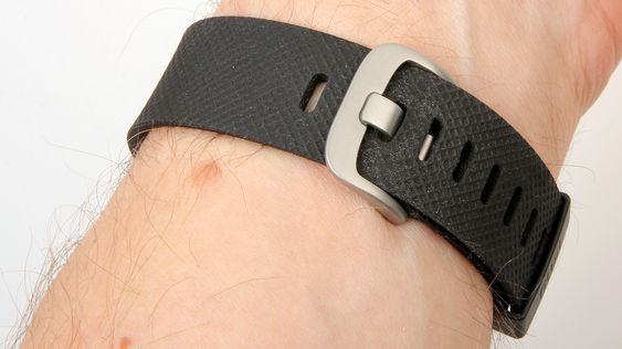 Remmen har en bedre låsemekanisme enn den vanlige Fitbit Charge-modellen.