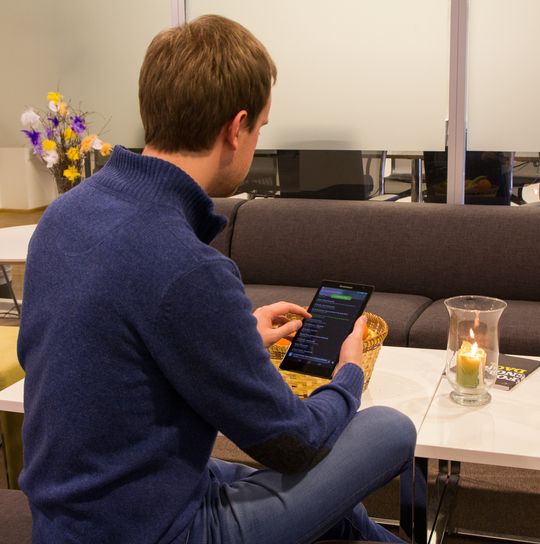 Lite og hendig. Lenovos Tab S8-50 ligger behagelig i hånden.