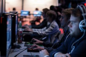 Flere av Norges mest kjente e-sportutøvere deltok i konkurranser på Gigacon i fjor høst.