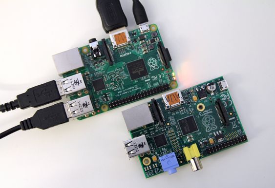 Raspberry Pi Model B nederst, Raspberry Pi 2 øverst.