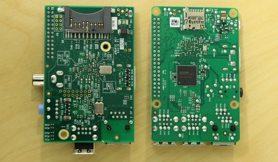 Til venstre den første Raspberry Pi, som har stor SD-minnekortplass, flere utstikkende kontakter og dårligere plasserte festehull.