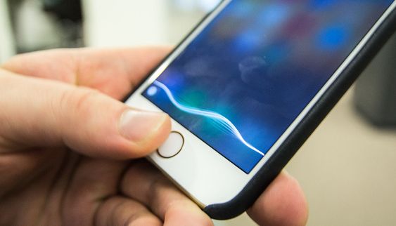 Trykk og hold hjem-knappen for å aktivere Siri.