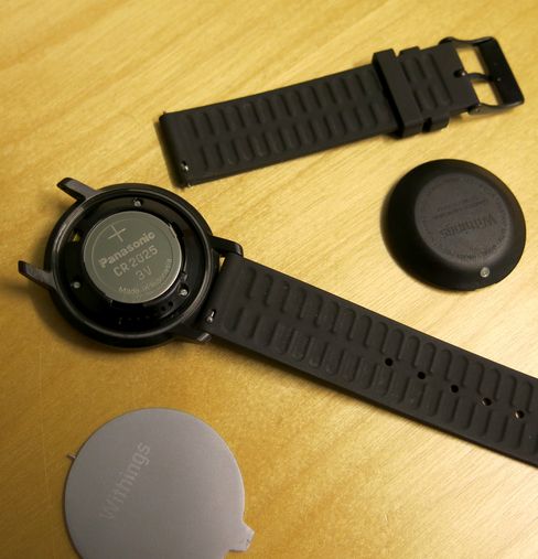 Enkelhet er virkelig stikkordet for Activité Pop. Åtte måneder batteritid med et helt vanlig flatt batteri du får kjøpt i dagligvarehandelen. Reimene klipser du enkelt av med bryteren som er bygget inn.