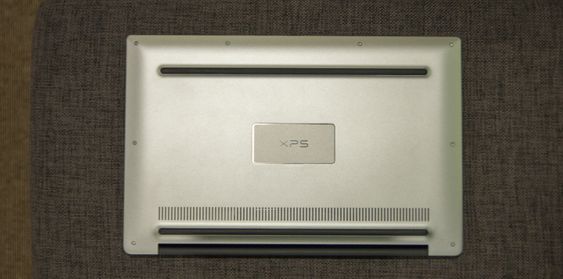 Selv undersiden er svært stilren, noe som kommer av at Dell har lurt unna all den påkrevde modellinformasjonen under den magnetiske platen i midten.