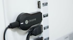 Chromecast kan plugges rett inn i TV-en.