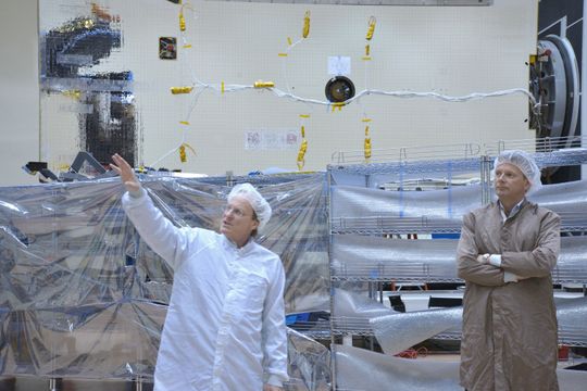 Larry Rubin, visepresident i SSL, her sammen med Telenors Morten Tengs.