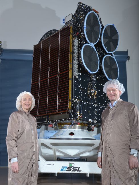 Oddveig Tretterud, direktør for Thor 7-programmet til venstre, og administrerende direktør i Telenor Satellite Broadcasting, Morten Tengs.