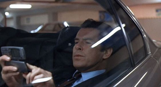 James Bond lot til å være rimelig fornøyd med å kunne styre bilen sin ved hjelp av skjermberøringer på Ericsson JB988.