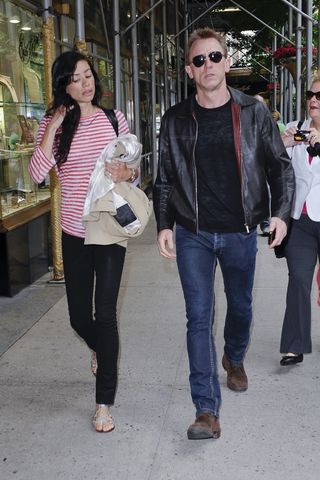 Her er Bondskuespiller Daniel Craig ute og lufter sin iPhone.