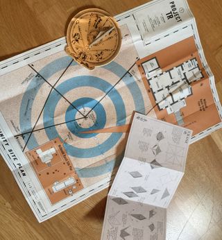 I tradisjonell Infocom-stil fulgte det med en rekke interessante hjelpemidler i spillesken til Trinity.
