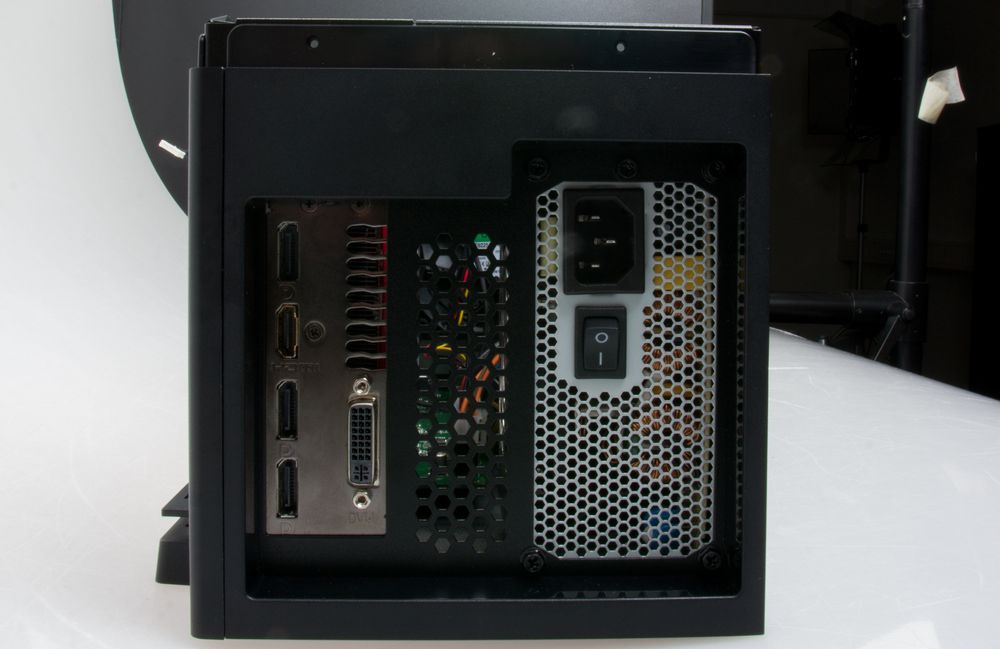 Du må koble en eller flere eksterne skjermer til GamingDocken, for når GS30 Shadow er docket her fungerer ikke skjermen på den bærbare.