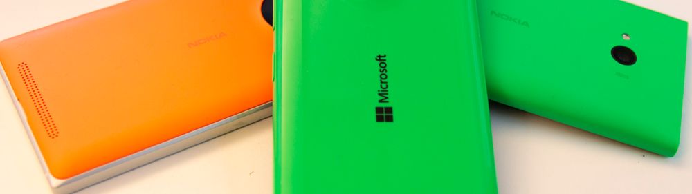Lumia 535 er den første i serien som det bare står Microsoft på. På dette bildet ser du også Lumia 830 til venstre, og Lumia 735 til høyre. Begge er høyst kompetente telefoner, men i en litt annen prisklasse enn Lumia 535.