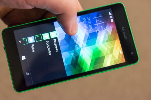 Skjermpanelet er meget godt til at telefonen er så billig. Her har Microsoft brukt penger på noe viktig. Men hvorfor suger skjermen til seg så mye møkk at den lever sitt eget liv til slutt?