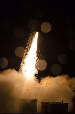 Forskningsraketten ICI-4 tar av fra Andøya Space Center.