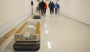 Transportrobot: AGV-er som denne skal frakte varer automatisk rundt i de store lokalene på det nye sykehuset.