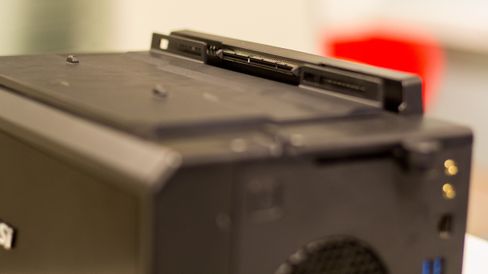 GS30 Shadow kobles til via et proprietært PCIe-spor. Det sørger for full utnyttelse av skjermkortet og god kommuniksjon mot prosessoren som sitter i den ultrabærbare maskinen.