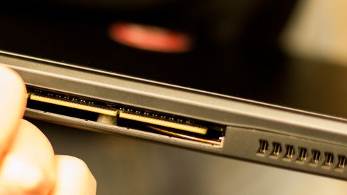 PCIe-sporet skjuler seg bak en luke på GS30 Shadow og kommer til syne når den skyves inn på GamingDocken.