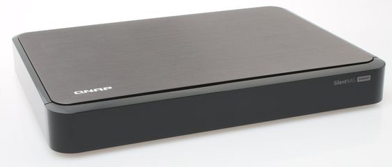 Flat og småelegant, med en tykk metallplate på toppen.