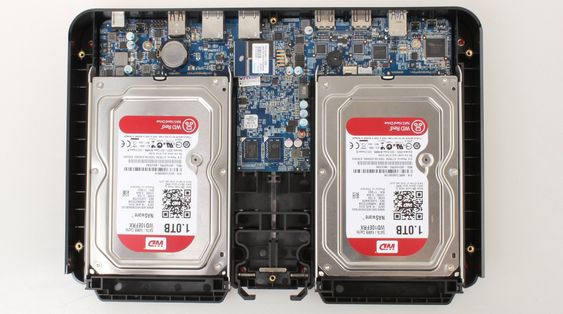 Qnap HS-251 uten bunnplate.