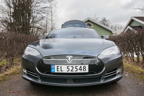 Selv om det er vanskelig å se forskjell på Model S-modeller, har siste utgave fått et langt større batteri sensorer som tillater den å hjelpe føreren under kjøring.