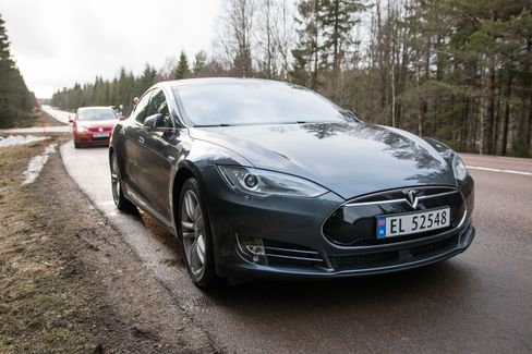 Tesla har rullet ut ny programvare som tillater Model S å kjøre selv under enkelte forhold. Videoene som har dukket opp de siste dagene viser at man likevel bør følge godt med.
