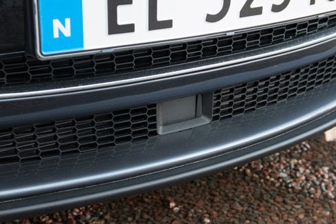 Også Tesla har bygget inn sin avstandssensor under nummerskiltet.